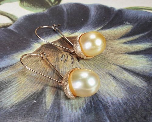 Oorsieraden 'Eik' roségouden eikendopjes met Zuidzee parels. Rosé gold earrings 'Oak'with golden South Sea pearls and acorns. Oogst Amsterdam goudsmid