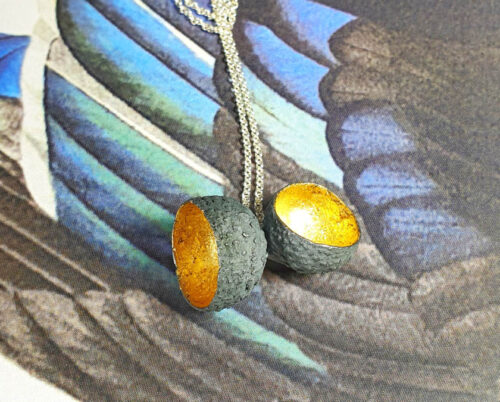 Hanger zilveren Eikendopjes met bladgoud. Silver pendant Acorn with gold leaf. Oogst goudsmid Amsterdam.
