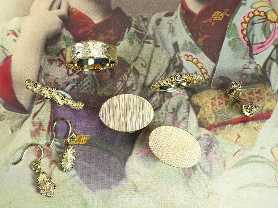Ring Erosie Ring Bessen Oorsieraden Besjes en manchetknopen Ritme en oorsieraden Eik van eigen goud. Oogst goudsmid Amsterdam. Ring, earrings, cufflinks made from heirloom gold.