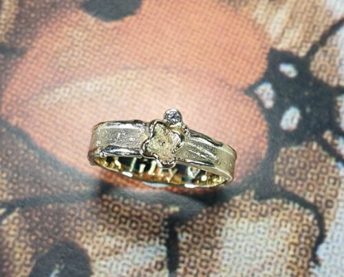 Gedenksieraad. Ring Erosie vergeet me nietje. Assieraad. Ring Erosion with forget me not. Remembrance jewel. Oogst goudsmid Amsterdam