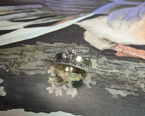 Witgouden Eternity aanschuifring met blauwe spinel en de Japonais verlovingsring. White gold eternity ring with blue spinel next to the Japonais engagement ring. Oogst Amsterdam