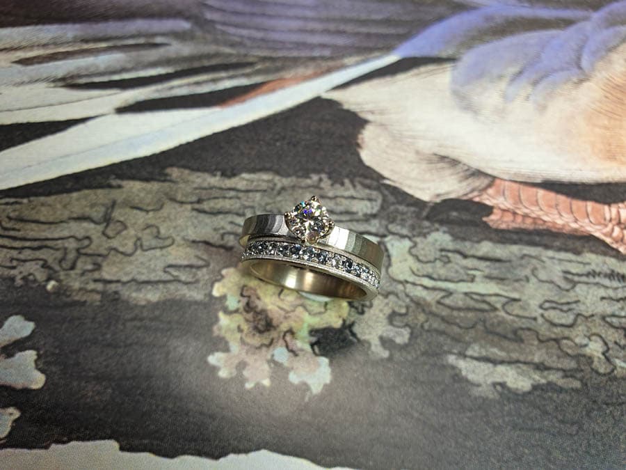 Witgouden Eternity aanschuifring met blauwe spinel en de Japonais verlovingsring. White gold eternity ring with blue spinel next to the Japonais engagement ring. Oogst Amsterdam