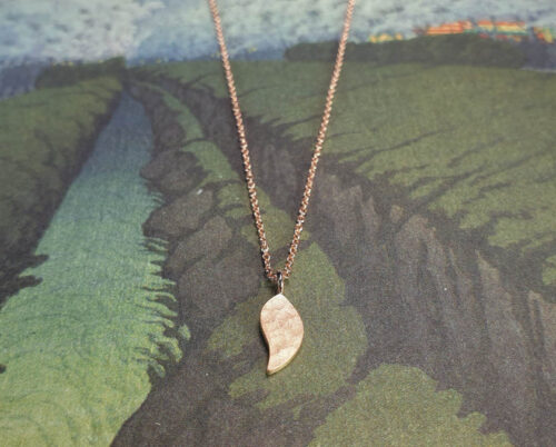 Bruidssieraad. Roodgouden hanger Blaadje. Passend bij haar trouwring en oorsieraden. Maatwerk uit het Oogst goudsmid atelier Amsterdam.. Rose gold pendant Leaf. Bridal jewellery. Custom design goldsmith Amsterdam