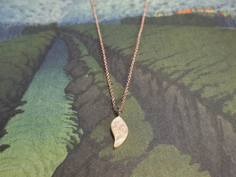 Bruidssieraad. Roodgouden hanger Blaadje. Passend bij haar trouwring en oorsieraden. Maatwerk uit het Oogst goudsmid atelier Amsterdam.. Rose gold pendant Leaf. Bridal jewellery. Custom design goldsmith Amsterdam