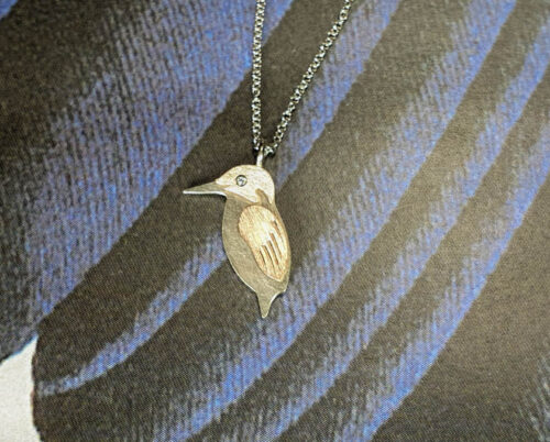 Hanger IJsvogeltje, witgoud en roodgoud met diamant. Maatwerk cadeau. Custom designed jewel. Pendant Kingfisher. Oogst goudsmid Amsterdam