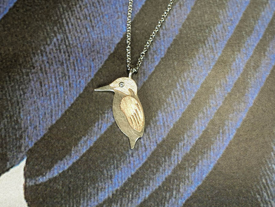 Hanger IJsvogeltje, witgoud en roodgoud met diamant. Maatwerk cadeau. Custom designed jewel. Pendant Kingfisher. Oogst goudsmid Amsterdam