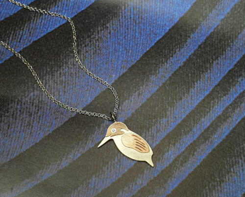 Hanger IJsvogeltje, witgoud en roodgoud met diamant. Maatwerk cadeau. Custom designed jewel. Pendant Kingfisher. Oogst goudsmid Amsterdam