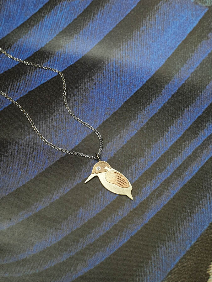 Hanger IJsvogeltje, witgoud en roodgoud met diamant. Maatwerk cadeau. Custom designed jewel. Pendant Kingfisher. Oogst goudsmid Amsterdam