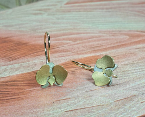 Orchidee oorsieraden in witgoud en geelgoud. Uit de 'In bloei' serie. Oogst goudsmid Amsterdam
