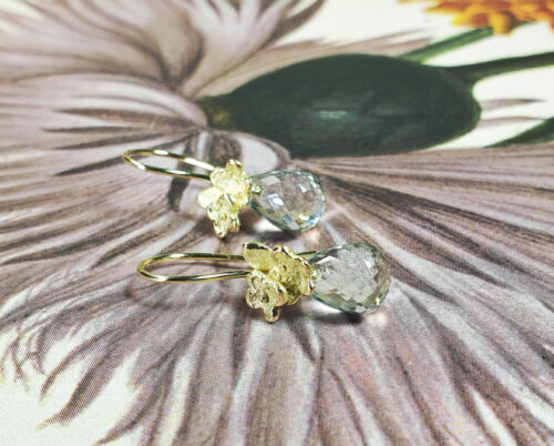 Geelgouden In bloei oorsieraden Vergeet me nietje prasioliet. yellow gold earrings in bloom. Oogst Amsterdam.