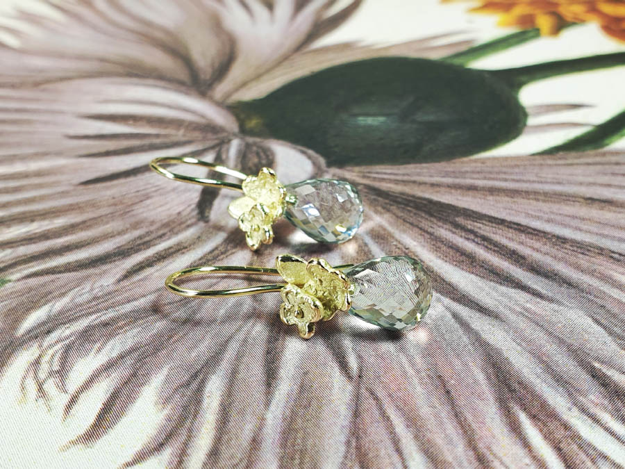 Geelgouden In bloei oorsieraden Vergeet me nietje prasioliet. yellow gold earrings in bloom. Oogst Amsterdam.