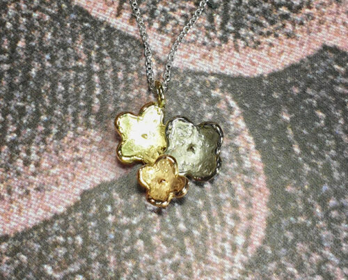 In bloei hanger 3 bloemen in geelgoud, witgoud en roodgoud. Baargoud. Geboortecadeau. Birth present. Gold pendant Flowers in yellow gold, white gold and rose gold. Oogst edelsmid Amsterdam