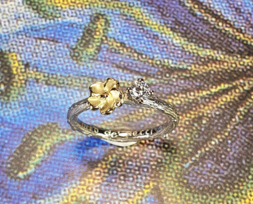 Witgouden verlovingsring Boomgaard met boterbloem en diamant. White gold engagement ring with buttercup and diamond. Oogst goudsmid Amsterdam. Blog alles over verlovingsringen.