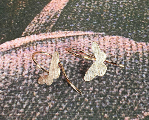 Bruidssieraad. Roodgouden oorsieraden vlinders. Passend bij haar trouwring. Maatwerk oorbellen uit het Oogst goudsmid atelier Amsterdam. Rose gold earrings Butterflies. Bridal jewellery. Oogst goldsmith Amsterdam