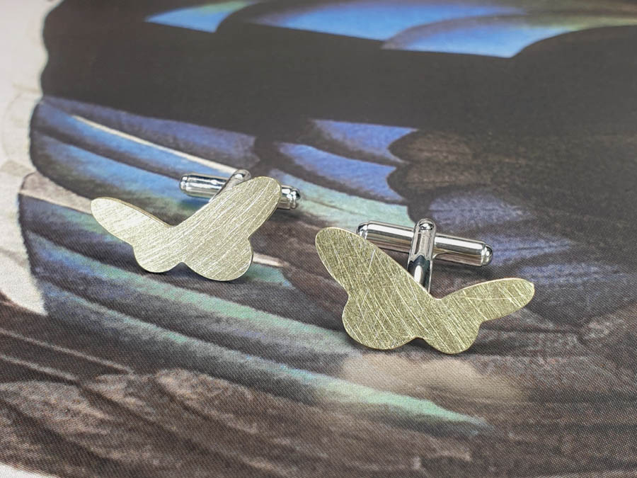 Manchetknopen 'Vlinders'. Geelgouden vlinders. Maatwerk cadeau uit het Oogst atelier Amsterdam. Yellow gold cufflinks custom made by Oogst goldsmith Amsterdam