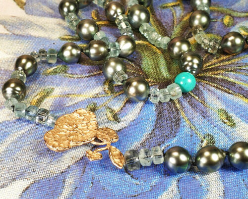 Tahiti Zuidzee parels met aquamarijn en roodgouden bloesems Uit het Ooght atelier japonais Rose gold pearl necklace Tahitian Black pearls aquamarine Rose gold blossoms Gemstone necklace Edelsteen collier Oogst goudsmid Amsterdam