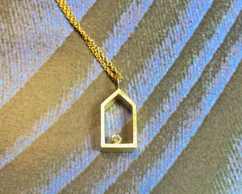 Gouden huisjes hanger. Maatwerk geboortesieraad in geelgoud met een diamant. Baargoud cadeau uit het Oogst atelier Amsterdam.. Yellow gold pendant with a diamond. Push present. Birth gift. Canalhouse. Goldsmith Amsterdam.