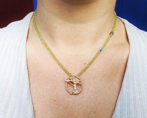 Collier. Edelsteen snoer Gemstone necklace. Peridoot, apatiet en keshi parels met roségouden boom Rose gold tree pendant on peridot, apatite and pearls necklace Japonais Oogst goudsmid Amsterdam