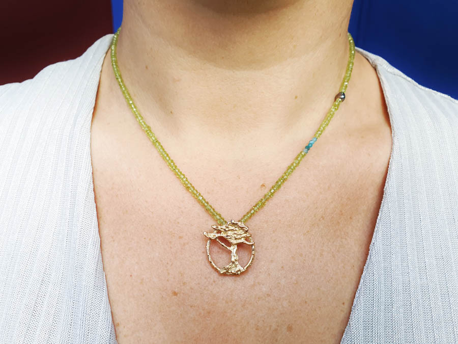 Collier. Edelsteen snoer Gemstone necklace. Peridoot, apatiet en keshi parels met roségouden boom Rose gold tree pendant on peridot, apatite and pearls necklace Japonais Oogst goudsmid Amsterdam