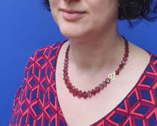 Toermalijn collier met geelgouden honingraat Lineair. Tourmaline necklace with a yellow gold honeycombe Lineair. Oogst goudsmid Amsterdam