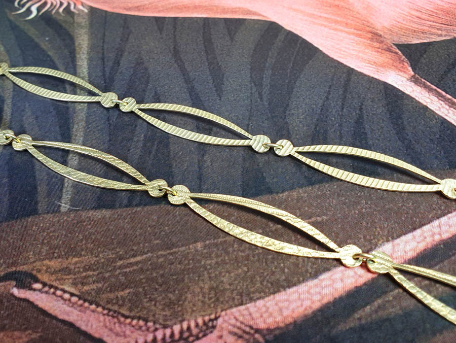 Geelgouden collier Lineair. Yellow gold necklace Lineair. Texture Structuur. Goudsmid Amsterdam Oogst