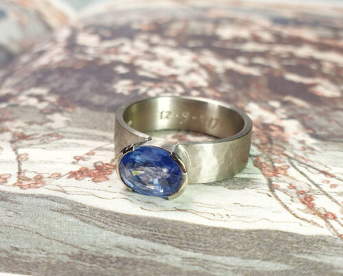 Blog over Saffier. Witgouden ring Ritme met hamerslag en met eigen saffier. Maatwerk cadeau uit het Oogst goudsmid atelier Amsterdam. White gold mens ring hammered with sapphire.