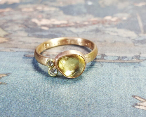Ring Ton sur ton, geelgoud met lichtgele saffier en een diamant. Ring ton sur ton, yellow gold with light yellow korund and a diamond. Oogst goudsmid Amsterdam