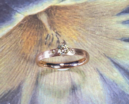Verlovingsring roodgoud Ritme met diamant. Engagement ring Rhythm rose gold with diamond. Oogst goudsmid Amsterdam