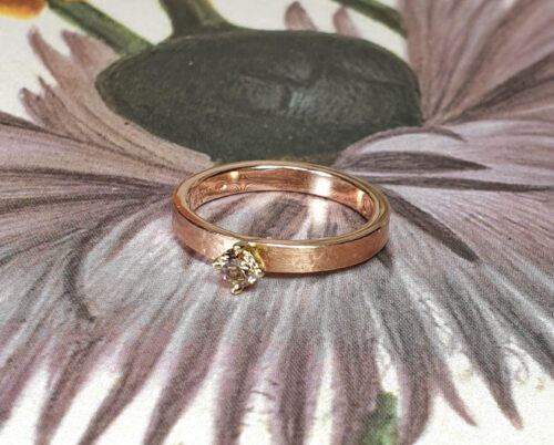 Roodgouden ring Ritme met bruine diamant. Rose gold ring with texture and brown diamond. Engagement ring. Verlovingsring. Oogst goudsmid Amsterdam