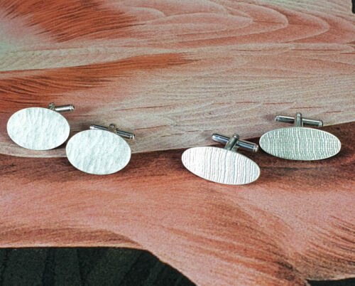 Zilveren manchetknopen met linnen stof patroon en met hamerslag, Silver cufflinks with linen pattern and hammering. Oogst goudsmid Amsterdam
