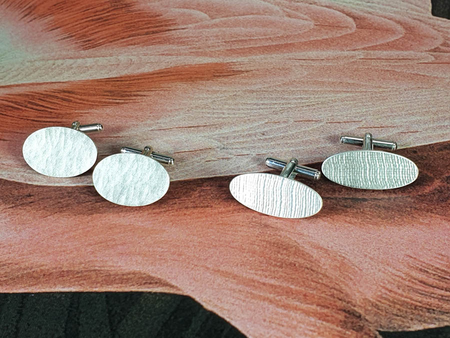 Zilveren manchetknopen met linnen stof patroon en met hamerslag, Silver cufflinks with linen pattern and hammering. Oogst goudsmid Amsterdam
