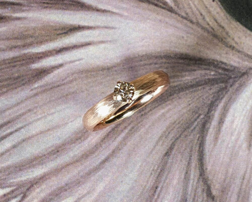 verlovingsring Ritme roodgoud met bruine diamant. Rose gold engagement ring with a light brown diamond. Oogst goudsmid Amsterdam.