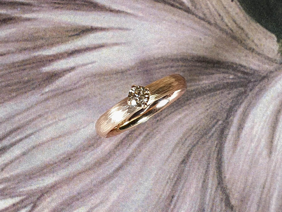 verlovingsring Ritme roodgoud met bruine diamant. Rose gold engagement ring with a light brown diamond. Oogst goudsmid Amsterdam.
