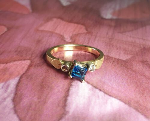 Rosé gold ring 'Cluster' with blue topaz and pink spinel and leaves. Oogst goldsmith Amsterdam