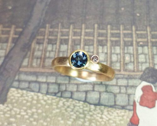 Verlovingsring Ritme roségoud met spinel en pinkish brown diamant. Rosé gold engagement ring with spinel and pinkishbrown diamond and hammering. Oogst goudsmid Amsterdam