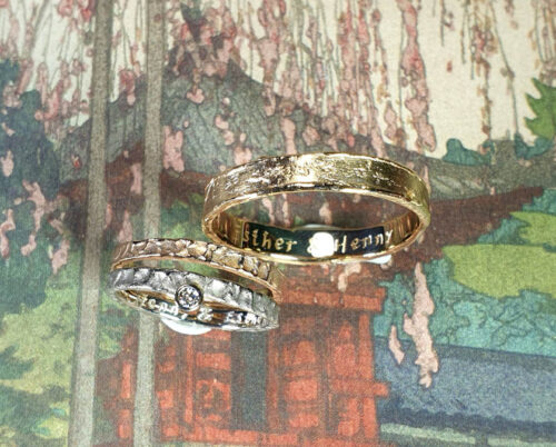Trouwringen Deining roodgouden ring textuur en geelgouden ring Erosie textuur. Weddings rings swell rose gold textured ring and yellow gold textured ring Erosion. Oogst goudsmid Amsterdam. Edelsmid. Huwelijksringen