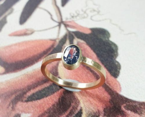 Verlovingsring Ritme geelgoud met saffier. Engagement ring Rhythm yellow gold with sapphire. Oogst goudsmid Amsterdam