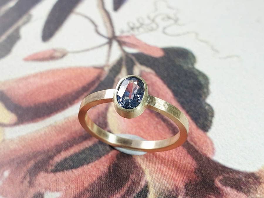 Engagement ring Rhythm yellow gold with sapphire. Oogst Jewellery in Amsterdam