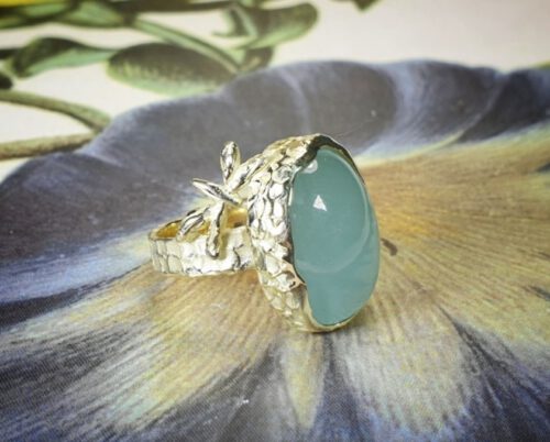 Ring geelgoud aquamarijn libelle. Ring yellow gold, texture, dargonflies and aquamarine. Design by Oogst. Van oud goud gemaakt. Goudsmid Amsterdam