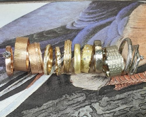 Handgemaakte trouwringen, uit eigen atelier. Oogst Sieraden, goudsmid in Amsterdam. Trouwringenwinkel Edelsmid. Partnerringen.