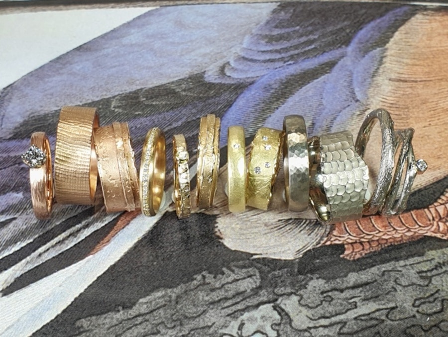 Handgemaakte trouwringen, uit eigen atelier. Oogst Sieraden, goudsmid in Amsterdam. Trouwringenwinkel Edelsmid. Partnerringen.