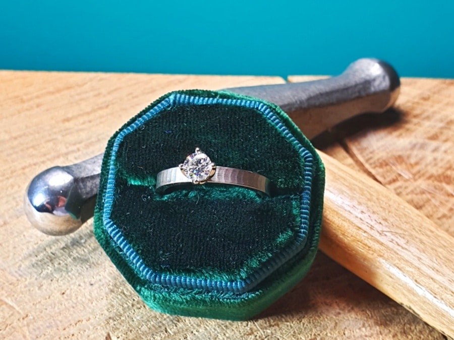 Witgouden verlovingsring met structuur en 0,50 crt briljant geslepen diamant. White gold engagement ring with 0,50 ct brilliant cut diamond. Design by Oogst. Goudsmid Amsterdam. Blog alles over diamant