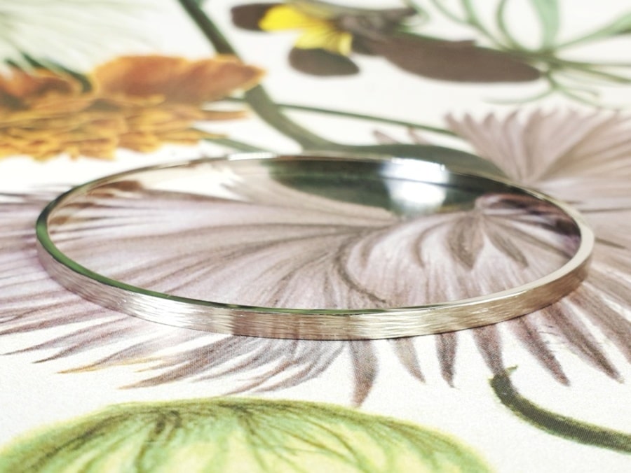 Witgouden rinkelarmband met spitse hamerslag. White gold bracelet with hammering. Design by Oogst Amsterdam.