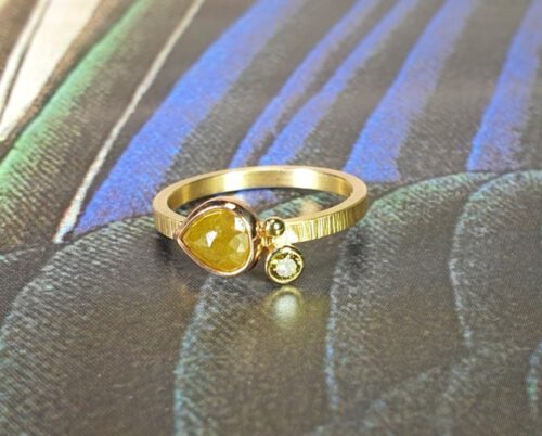 Ring geelgoud met hamerslag. Ton sur ton. Met 0,86 ct fancy roos peer mosterd 0,10 ct olijf en bes. Yellow gold ring with rose cut natural diamond and olive diamond. Design by Oogst