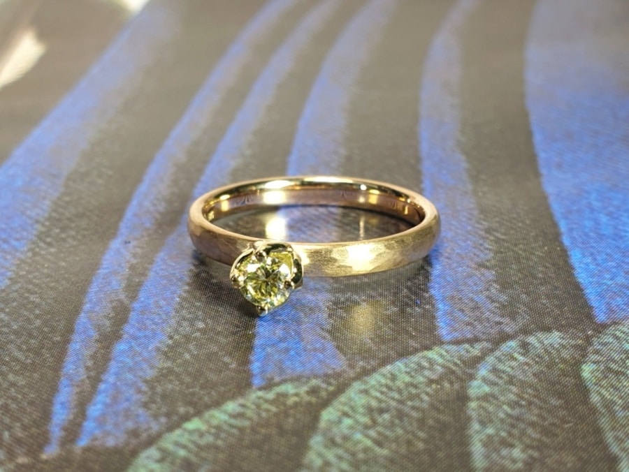 Verlovingsring roségouden ring met hamerslag en 0,23 crt briljant geslepen diamant cape. Yellow gold engagement ring with a 0,23 ct dark cape brilliant cut diamond. Oogst goudsmid Amsterdam. Design by oogst