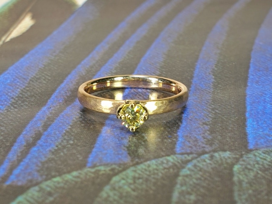 Verlovingsring roségouden ring met hamerslag en 0,23 crt briljant geslepen diamant cape. Yellow gold engagement ring with a 0,23 ct dark cape brilliant cut diamond. Oogst goudsmid Amsterdam. Design by oogst. Blog alles over verlovingsringen