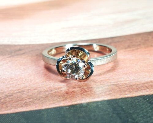 Witgouden ring in bloei met 0,43 ct diamant light brown. White gold ring with diamond. In bloom. Design by Oogst Amsterdam