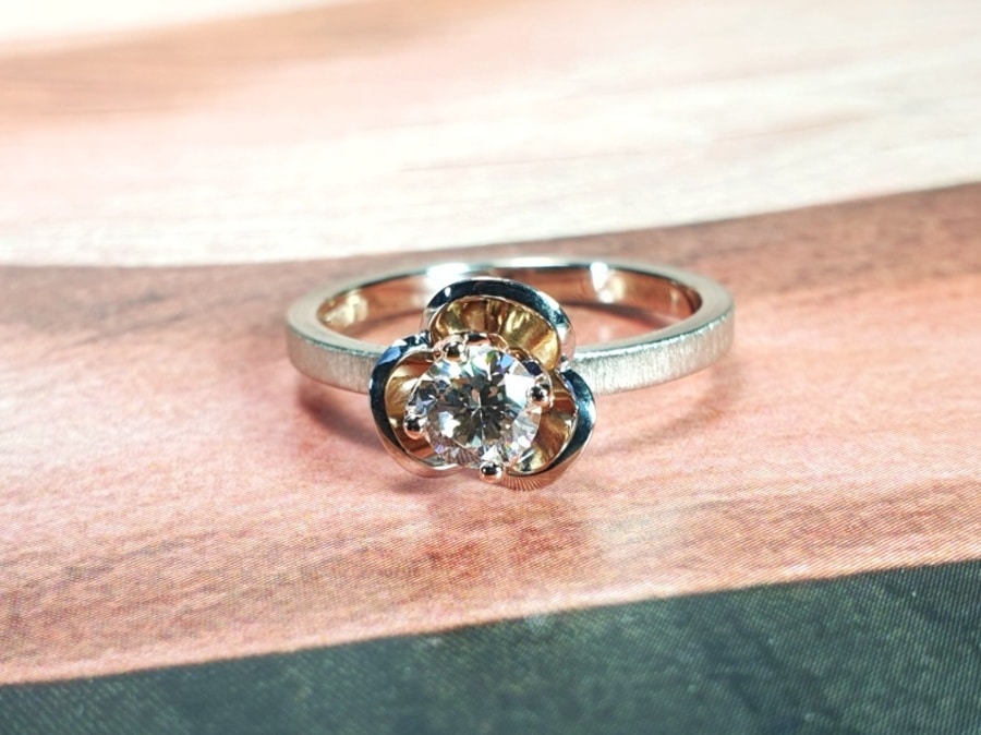 Witgouden ring in bloei met 0,43 ct diamant light brown. White gold ring with diamond. In bloom. Design by Oogst Amsterdam