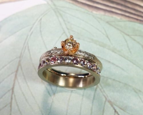 Aanschuifring witgouden takje met diamant in roodgouden chaton. Boomgaard. Aanschuifring eternity ring Ton sur ton. Witgouden ring met roze spinel. Ring white gold twig with diamond and rose gold setting. orchard. Eternity ring white gold pink spinel. Stack rings. Design by Oogst Goudsmid Amsterdam