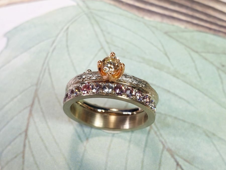 Aanschuifring witgouden takje met diamant in roodgouden chaton. Boomgaard. Aanschuifring eternity ring Ton sur ton. Witgouden ring met roze spinel. Ring white gold twig with diamond and rose gold setting. orchard. Eternity ring white gold pink spinel. Stack rings. Design by Oogst Goudsmid Amsterdam